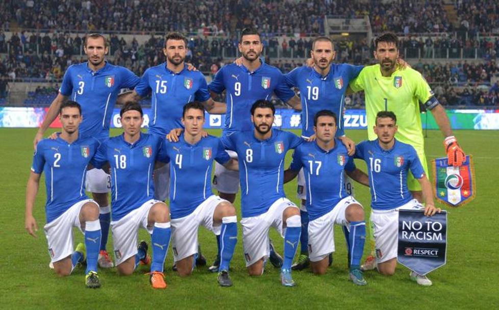 L&#39;11 azzurro. In alto da sinistra: Chiellini, Barzagli, Pellè, Bonucci, Buffon. In ginocchio da sinistra: De Sciglio, Montolivo, Darmian, Soriano, Eder, Florenzi. Ansa